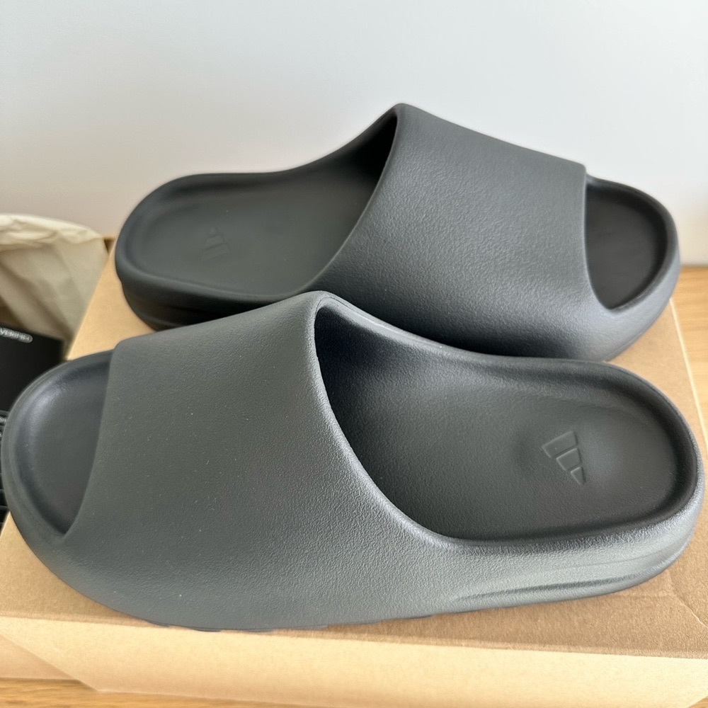 Adidas Yeezy slides in onyx size 11. Never been worn!